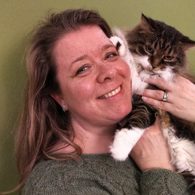 Communications professional (accredited with @IABC, member @IABCToronto). Enthusiastic gardener. Blogger. https://t.co/eiAxbfWmh0