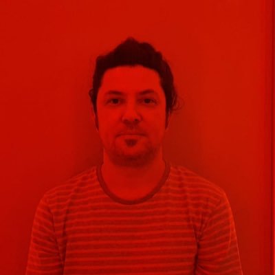 Programador, guitarrista da SuperBojo e VivaHate e usuário do Metrô de SP. Não suporto goiaba e uso ceroula no frio.