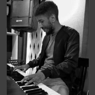 Estudiante de música Univalle, compositor, pianista, guitarrista y fundador de Jhonka y el Conjunto social.