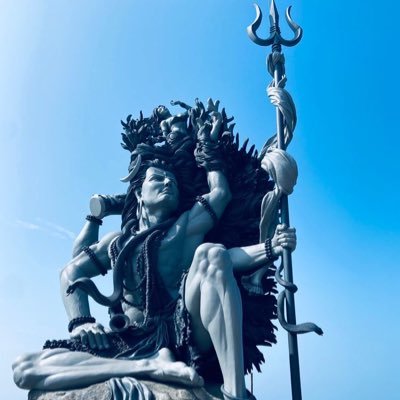रहे गुलशन के ख़ारों में सदा हम गुल खिलाने में,
गवां दी उम्र यूँ सारी, ग़मो में मुस्कुरानें में।
हर हर महादेव 🙏