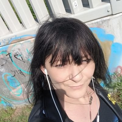 86' she/her 🇩🇪 introvert 💭
Kdramaholic 🎬 music addict 🎶 🎧 EMOTIONAL BAGGAGE 🖤🥀 Koreanfoodie 🍜
🎶MUSIC IS WHAT FEELINGS SOUND LIKE🎶