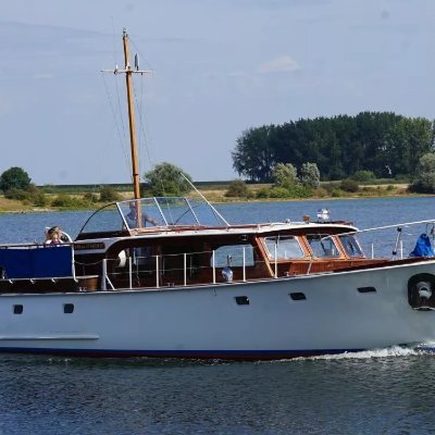Na mijn hotelschool een hotel restaurant in Drenthe en nu met pensioen en oud marine man op Hrs kruiser De Ruyter.