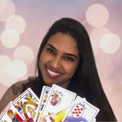 luademirra's profile picture. O seu lugar místico 🧘🏽‍♀️🔮  Taróloga e Cartomante | Magia com ervas 🌿