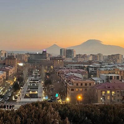 Montréalaise by choice. Heart beats are Armenian. Juriste.