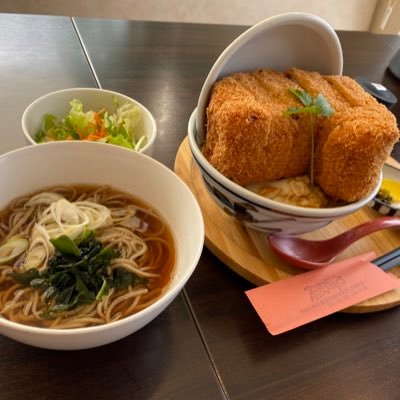 ’15年12月Open。チョット変わった蕎麦屋さん。香る蕎麦、旨い天ぷらを基本に、こだわりの食材と日本酒をご用意。年配者層、ビジネスマンだけでなく女性同士や若い世代、カップルさん等幅広くご利用頂いてます。月曜定休