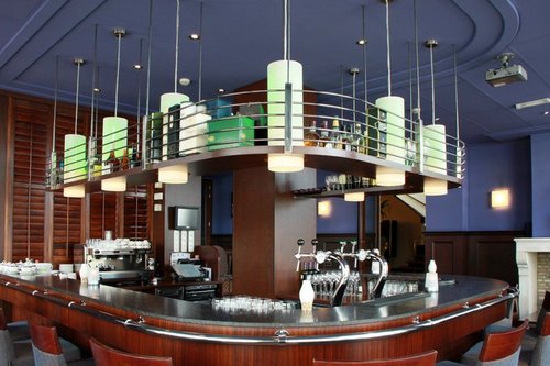 @BarNo_1 @hotelhaarhuis @brasserieHH tegenover CS  Arnhem/ 
Whiskey/ Swinckels/ Speciaalbieren/ HA!bier/ Peeze koffie/ lounge
aparte rokersruimte/ #vrijmibo