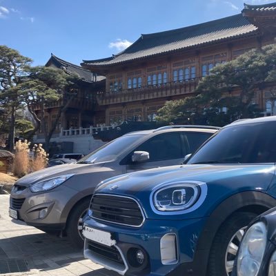 introdesign_v's profile picture. 