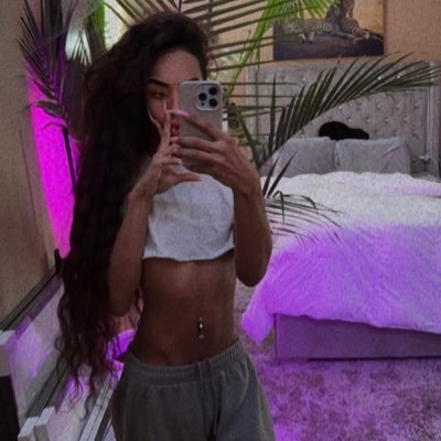 Parisloveew's profile picture. 