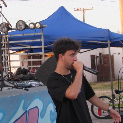 Músico, artista, rapper/trapper e que também faz produções e beats.