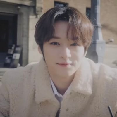 a simp for lee minho ✨ she/her 24 00liner ✨ astronaut 👩🚀 Star Lost and Alien enthusiast. ~