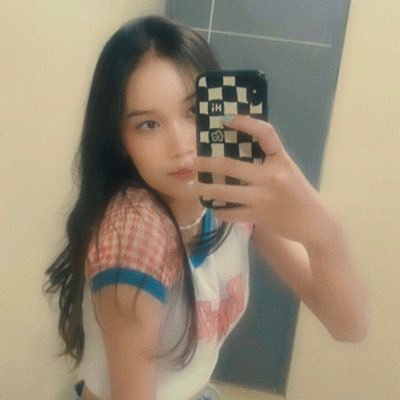 adhellaprstka's profile picture. akunnya orang random.