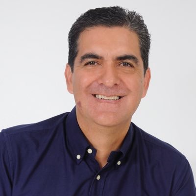 Ocañero, Periodista, caracol Tv 14 años. Administrador financiero. Esp Gerencia Servicios Salud. ex-Dir Aeropuerto Ocaña, casado y papá de Frank y Jennifer.