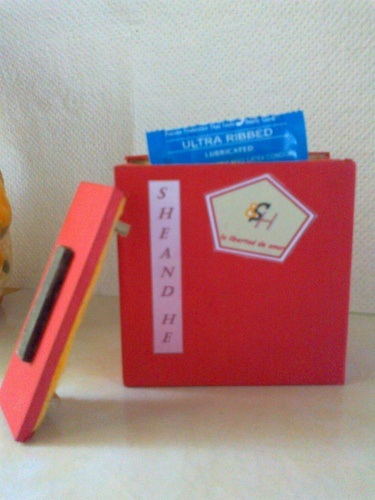 Una innovadora caja de condones, que va rodeada por un GEL para que así estos no se vensan.
venos en EXPO-VENTAS 2011