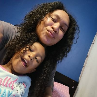 layl0vee's profile picture. minding my business.