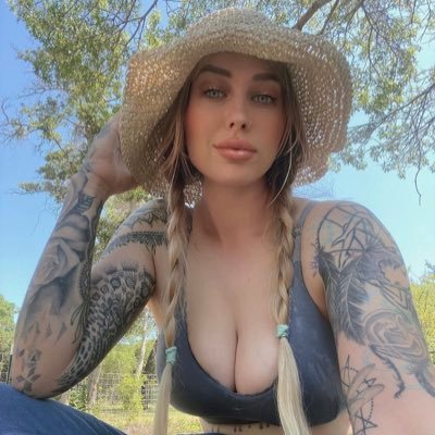 Aussie girl living the country life in Texas 👩🏼‍🌾🐮 main: @Vicky_Aisha_