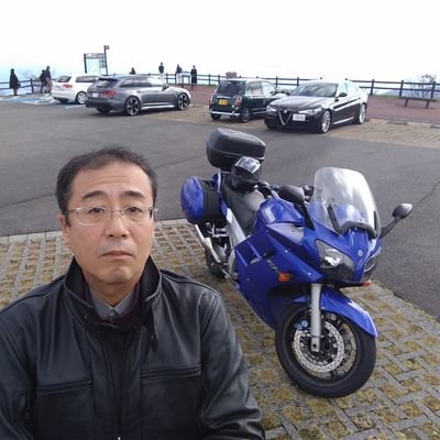リターンライダーとしてヤマハFJR1300とホンダシャドウ400に乗ってます。
気ままにソロツーリングして彷徨ってます。
走るのが好きで、仕事終わりのナイトツーリングやら、2連休の気ままなお泊りツーリングや、ロング日帰りツーリング等様々な走りをしてます。
基本的に距離ガバなところはあります。
最長日帰りは約800km。