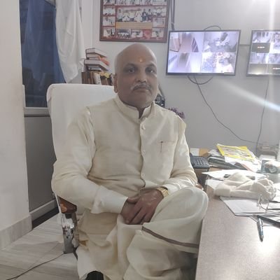 आयुर्वेदाचार्य, पी.जी.इन पंच (V.M.U)
सहित्यायुर्वेदरत्न, एन.डी. (दिल्ली)
विद्यावारिधि (आयुर्वेद)
पूर्व उपा. भारतीय चिकित्सा परिषद उ.प्र. शासन