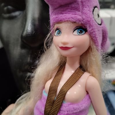 HI! I'm the traveling, fursuiting Barbie!