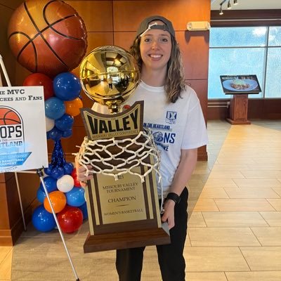 @Drakewbb Alum 🏀 ➡️ Director of Basketball Operations  🐶