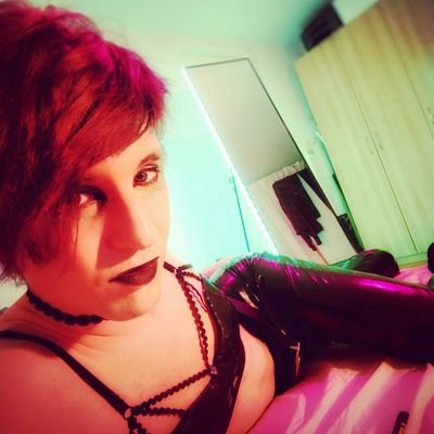 Punky m2f trans chick🤘❤️✌️check my linktree for chaturbate, onlyfans, requests and ways to help support your friendly neighborhood JemJem 😇
🇬🇧 lives in 🇸🇪