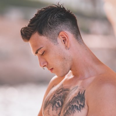 briaann1_'s profile picture. Un día, un pequeño desconocido me dijo unas sabias palabras: "No vas a llegar a tiempo".