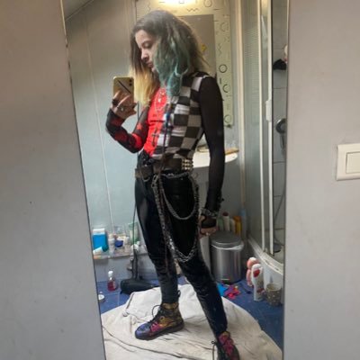 25yo. Kurt✨Punk artiste || Je joue, fabrique des bijoux en cuir, lino, je dessine, je crée et je stream ! https://t.co/pmPqeI3K5h ESA St Luc Tournai
