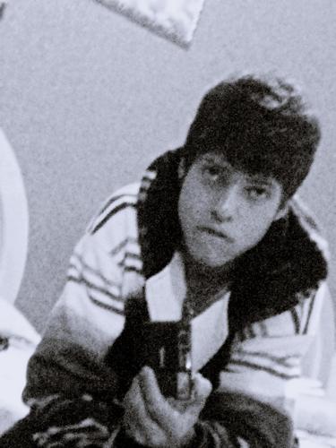 Oii. Meu nome é Vinicius, tenho 17 anos, sou sincero e mut estrovertido, não sou emo, punk, metaleiro, amo CBJR e Odeio modinhas e ache ruin quem quizer ;*