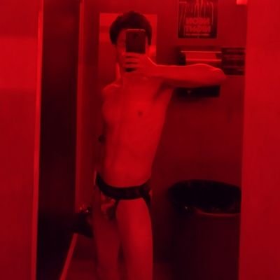 Bisexual (sust.) - Persona que siente atracción sexorromántica tanto hacia personas del mismo género como hacia personas de géneros distintos.