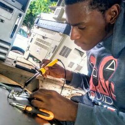 Ambitiousramex's profile picture. I no dey blow trees electronic circuits lonyimi lori
