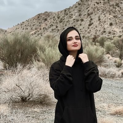 او وحشیانه ازادست؛مانند یک غریزهی سالم در عُمقِ یک جزیرهی نامسکون