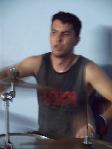 baterista nascido em ms ,casado com laiza ... e loko por death metal