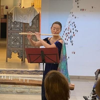 Kokoronoirodane's profile picture. 音楽屋。時々駐妻。フルート片手に世界中どこでも住めるバイタリティだけは年々強化中。むさおん卒。中東某オケ2ndフルートなう。
#駐妻
#3児の母
#フルート
#保護猫
#ハーフ子育て
#国際結婚
#ジストニア
#オーケストラ
#中東