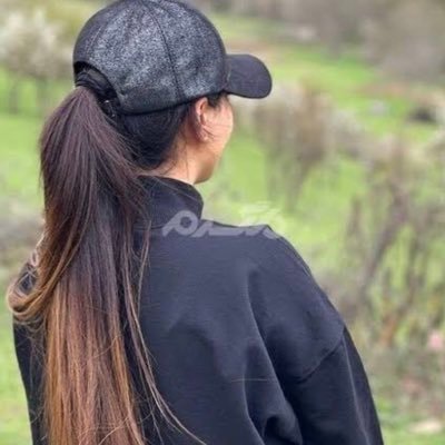 لَستُ حَزينة أنا حُزنُ العالَم ! ففی صَدری وَطن يبكی ...! اندوهگین نیستم من اندوه جهانم ! و در سینهام سرزمینی میگرید ...! #غادة_السمان