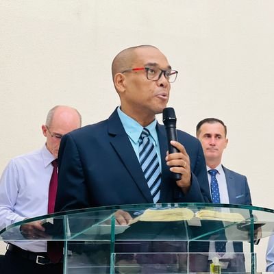 Alguem que acredita em Deus e que Ele separa pessoas para viver extraordinariamente e deixar marcas por onde passar. pr.robwilliam@hotmail.com
