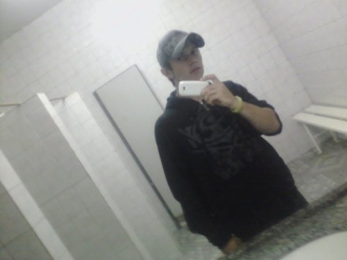Naum sou Perfeito,apenas sou Eu mesmo com meu jeito Muleke de ser xD