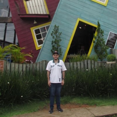 👨🏫 Professor de História
⌛️ 33 anos
⚫️⚪️ Botafogo
🚩 De Esquerda
🏳️🌈 Gay