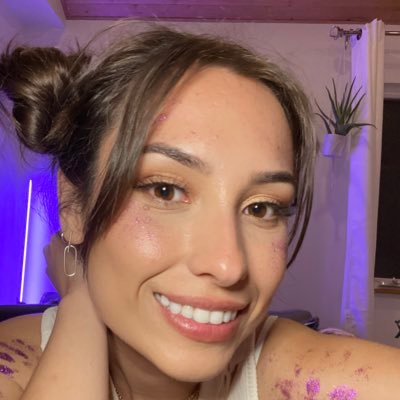 Twitch Affiliate Streamer -Queen of messy buns - official Virgo - Dog Mama - Social Introvert - Plant Admirer - Yoga Doing Person - Beloved sister and daughter?