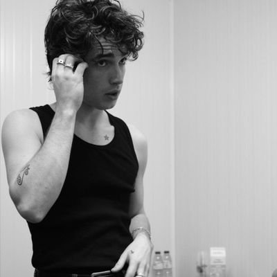 glamscene's profile picture. ⠀ “𝖱𝗈𝖼𝗄 '𝗇' 𝖱𝗈𝗅𝗅 𝖲𝗎𝗂𝖼𝗂𝖽𝖾.” ⋆ Raised on https://t.co/LXOeVg4Q7O ⠀⠀(1975).⠀ ⠀