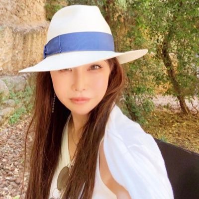 RIKAE.MAKEという名前で20年以上メイクのお仕事に関わっています。メイクやコスメに関するさまざまな情報を更新中！