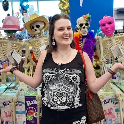 25 year old witchy Halloween loving English professor.

Youtuber: Kryptokat

streamer: https://t.co/vtiqBEpPxM