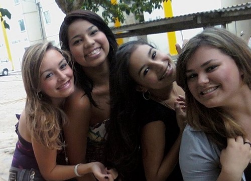 Nós somos  @PollyAraujo1, @ligiaAraujo3, @GigiAraujo1 e #Rostanny Cm a gente o Esquema é o seguinte:  Com a Gente Quem quizer, Contra a Gente quem poder 66