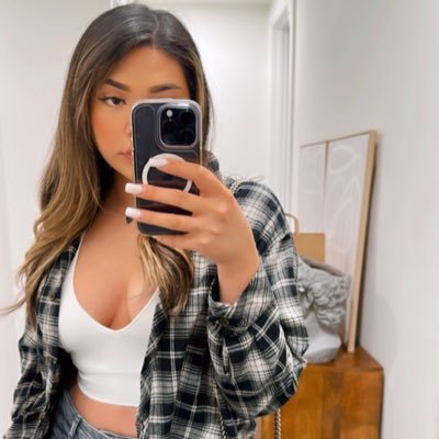 Emislike's profile picture. aries pisces cusp 🌚🌝 I werk a lot 🙂