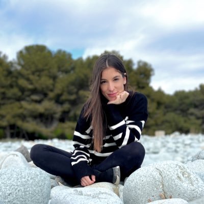 Maestra de educación infantil. Pasión por el baile y por los animales. Lucha, ríe, sueña.