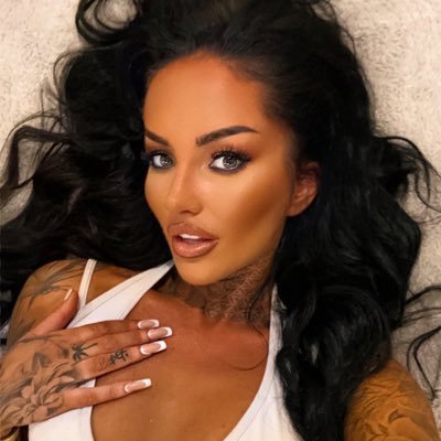 I’m Goddess Victoria 🖤 I’m ur obsession, ur weakness, ur ultimate desire. Everything u have is mine for the taking. serve me well, and you’ll be rewarded 😈