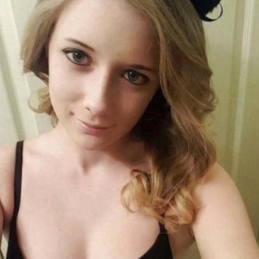 Moi c'est Niki, j'ai 18 ans ! Je suis un peu timide mais très coquine quand je suis en confiance ! Venez DM si vous voulez parler 🤤 rien de gratuit