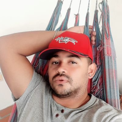 soy un tipo normal, profesional, trabajador, amante de las buenas cosas, sencillo y honrado...