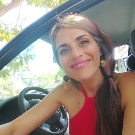 victoriabordas's profile picture. 💚💜
Nací en Córdoba, me crié entre el Litoral y la Patagonia. Agradezco casi todo 🌈 Periodista, comunicadora y locutora. Artista textil
IG @victoria_bordas