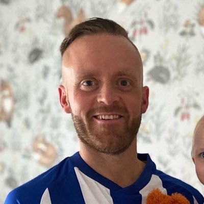 Följer IFK Göteborg & Arsenal men twittrar inte så jävla mycket men läser en jävla massa onödiga tweets för att det är roligt.