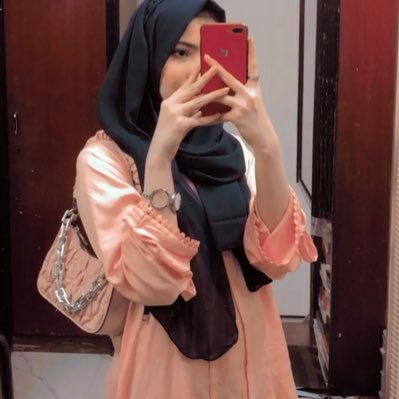 zoya_abc's profile picture. Likely to be found laughing with strangers and writing stories on them✨