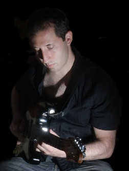 Guitarrista y compositor argentino egresado del Guitar Institute of Technology del de Los Ángeles (USA); y del Conservatorio Félix Varela de la Habana, Cuba.